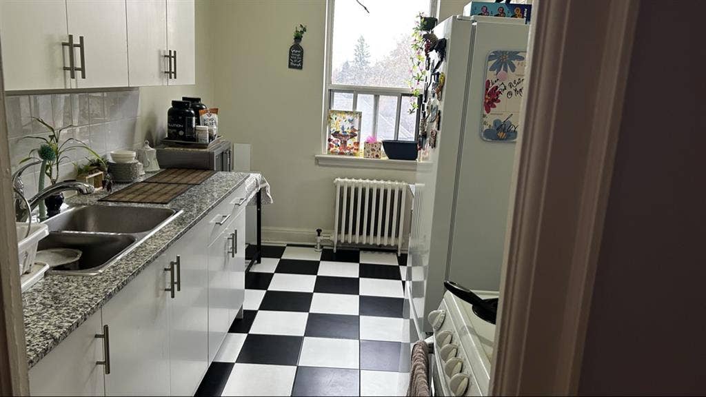 Spacious room in Yonge and Eglinton