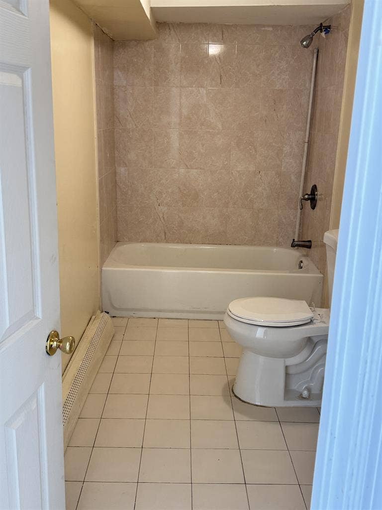 1 bedroom and 1 bath n backyard