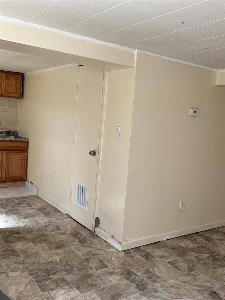 1 bedroom and 1 bath n backyard