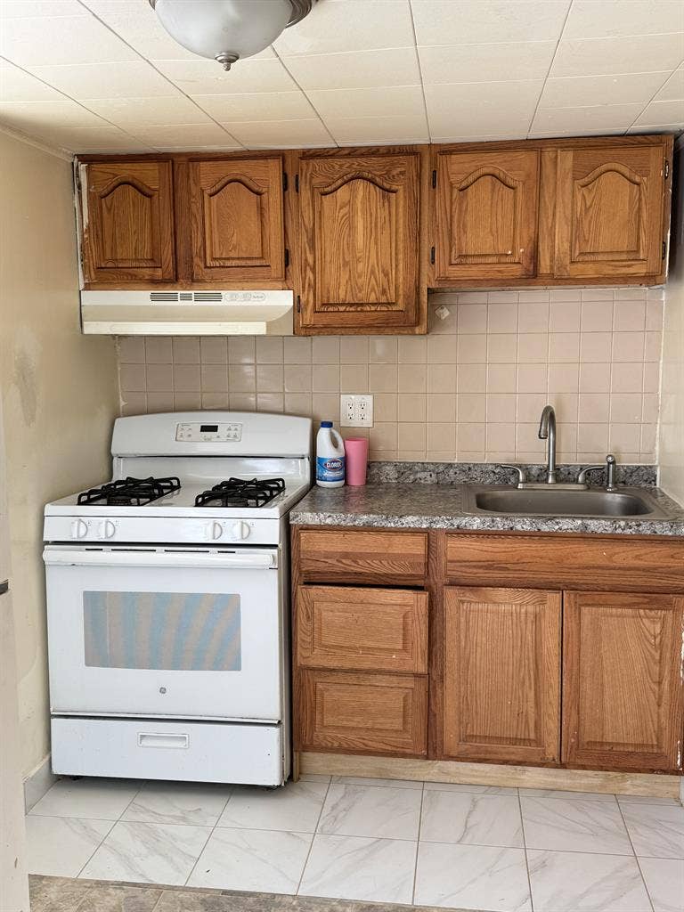 1 bedroom and 1 bath n backyard