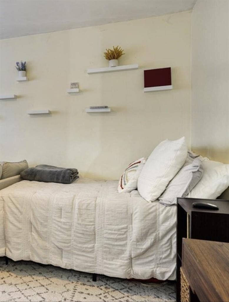 One bedroom for rent!!