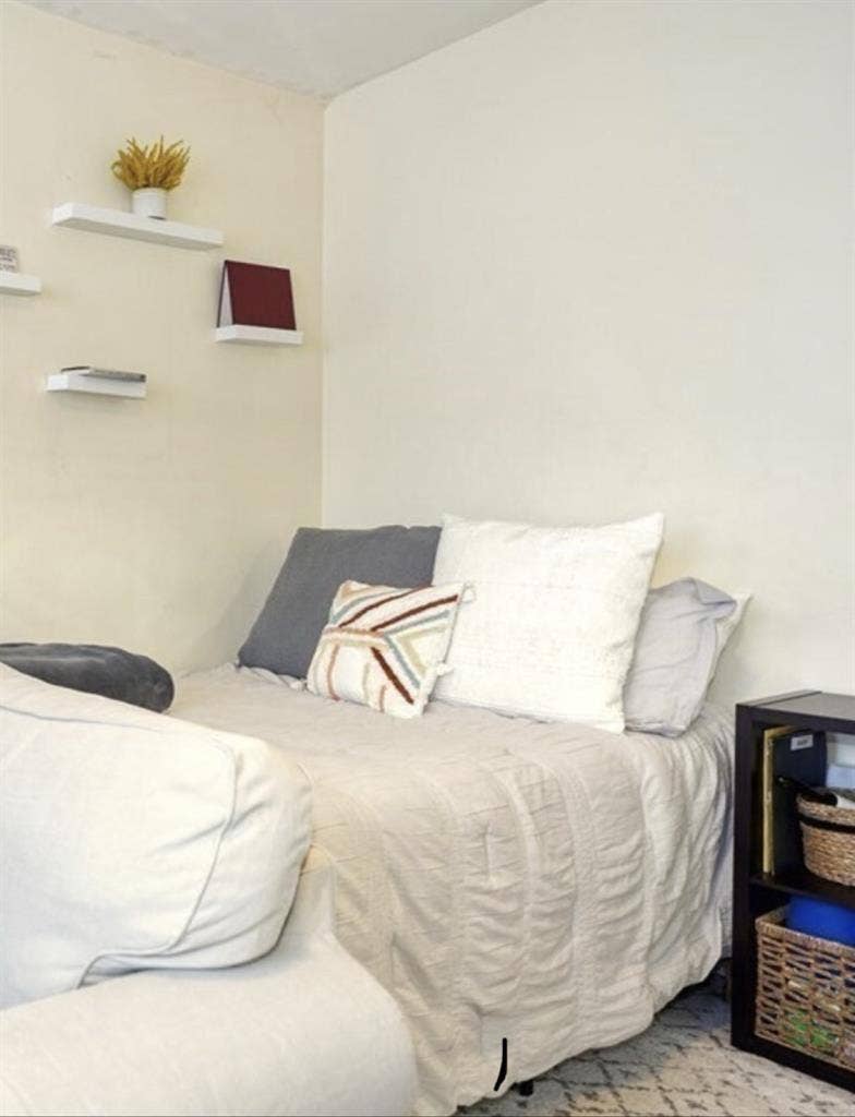 One bedroom for rent!!
