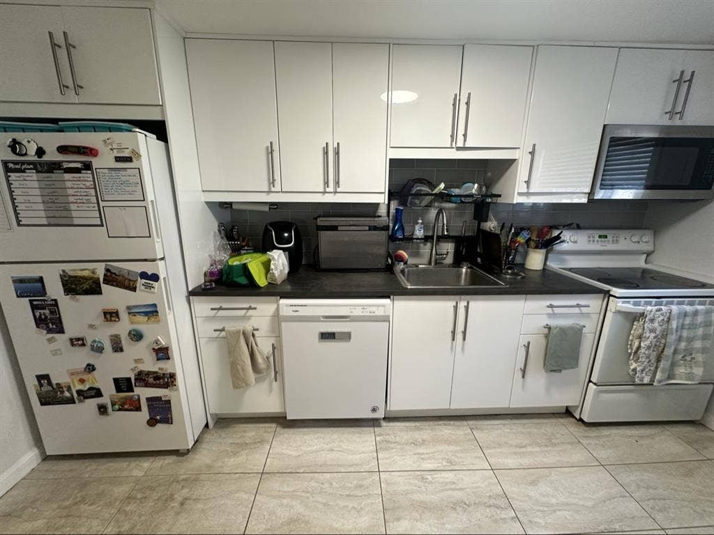Female- seeking Female Roommate