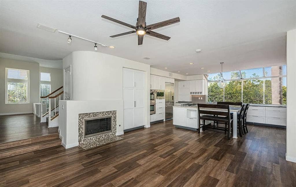 Bedroom available
in gorgeous home!