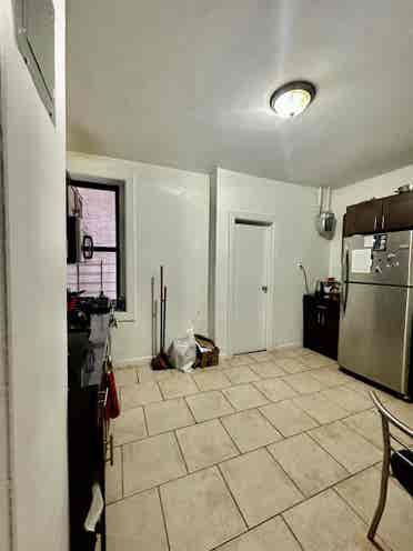 Offering a long term sublet (yr)