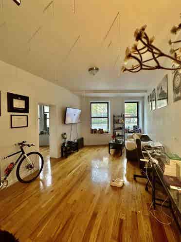 Offering a long term sublet (yr)