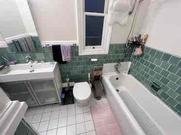 Spacious apt right on Lake Merrit