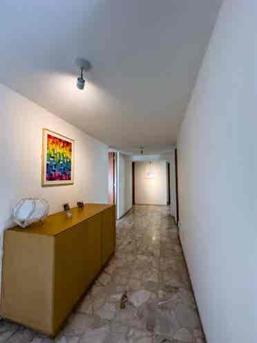 Amplia habitación iluminada