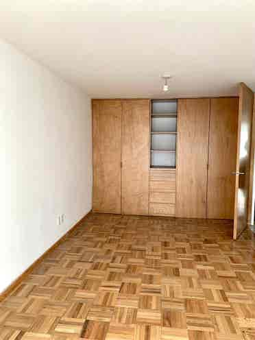 Amplia habitación iluminada