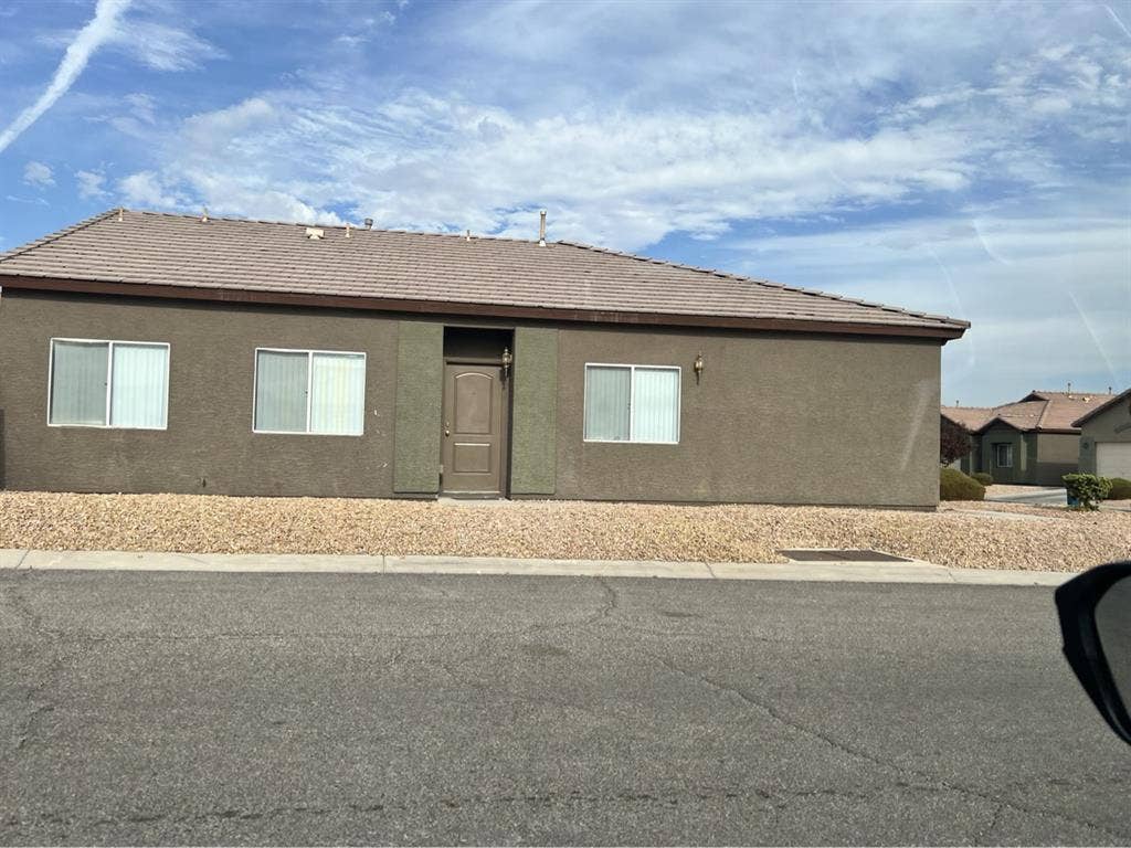 One room available for rent