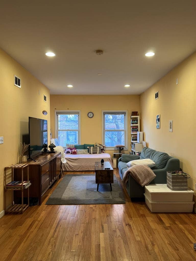2 private bedrooms - Females only