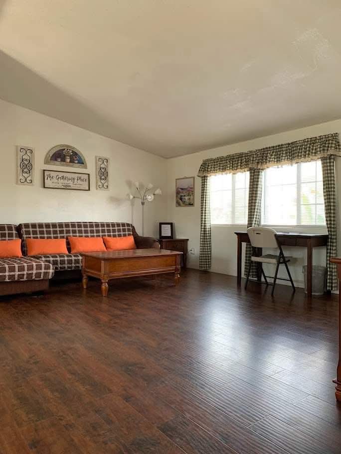 Looking for female roommate