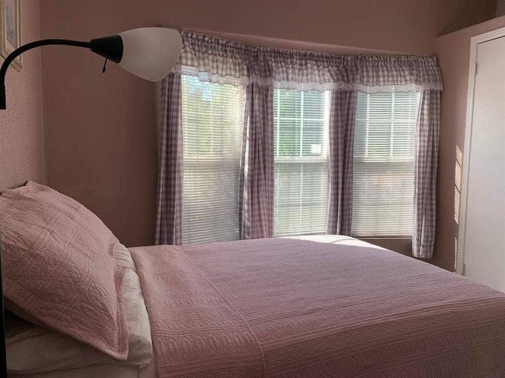 Looking for female roommate