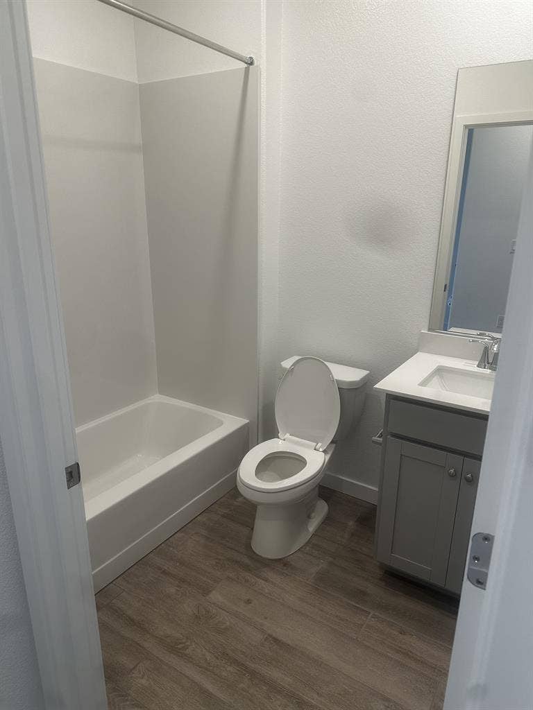Room w/ Private Bath Available Now