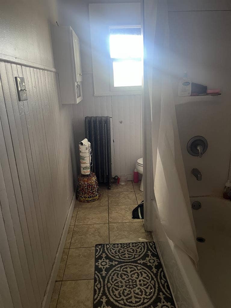 Lower South Hill Rooms w nice pooch