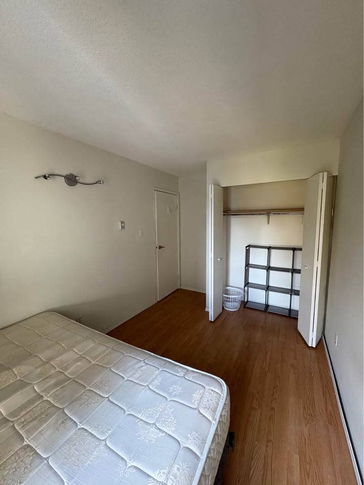 Room June 1 in Clean, Active House