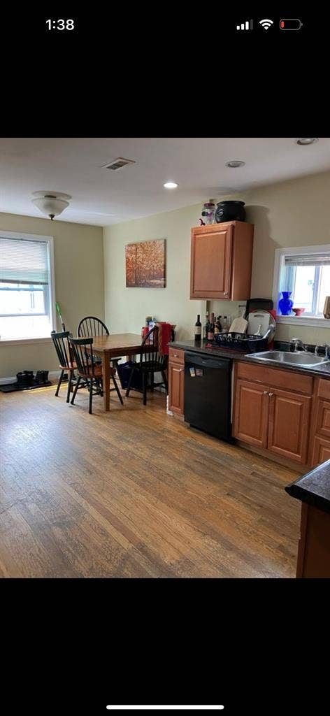 Looking for 2 roommates