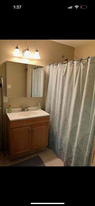 Looking for 2 roommates