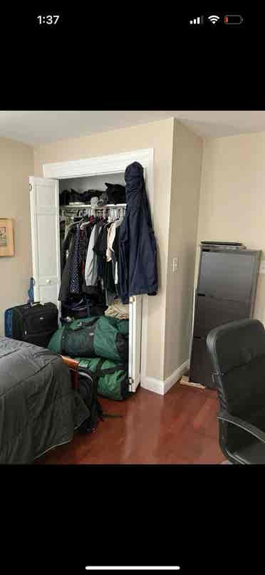 Looking for 2 roommates