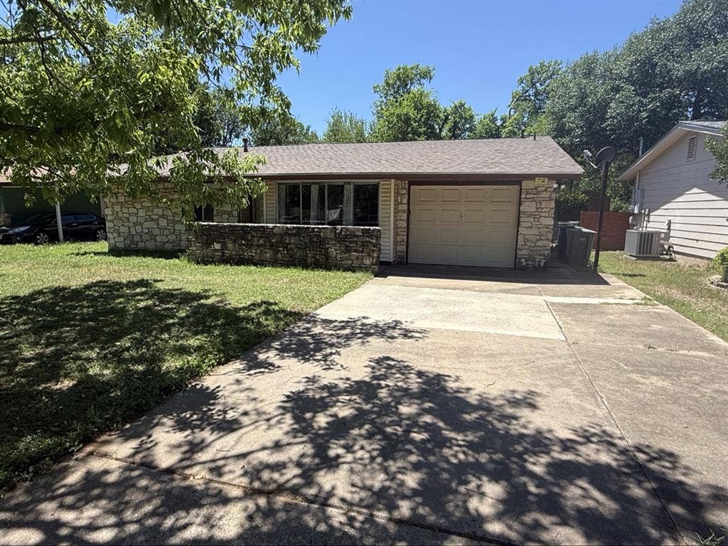 Cozy cottage central
Austin