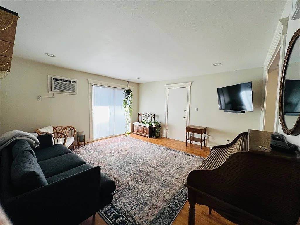 Roommate wanted June 1