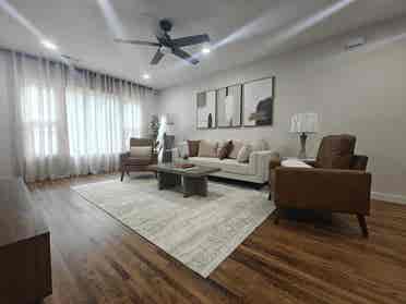 MODERN PRIVATE SUITE Near Uptown