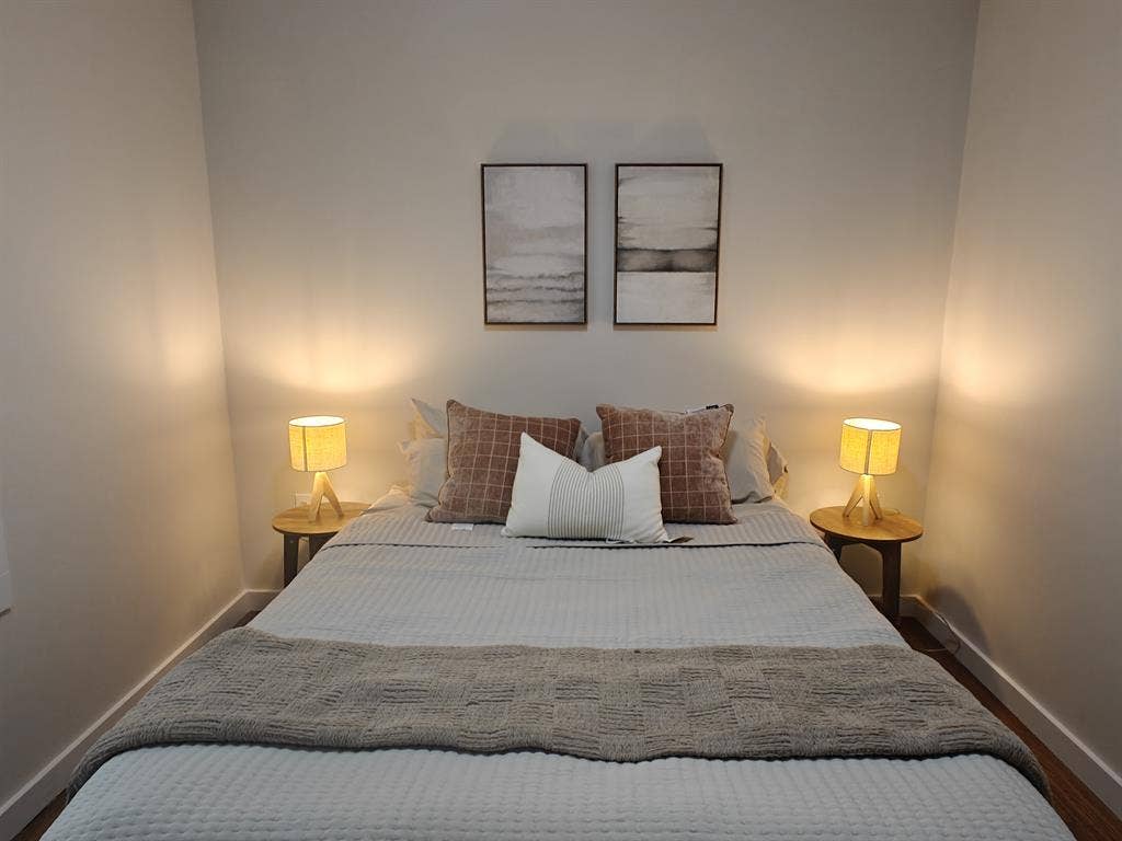 MODERN PRIVATE SUITE Near Uptown
