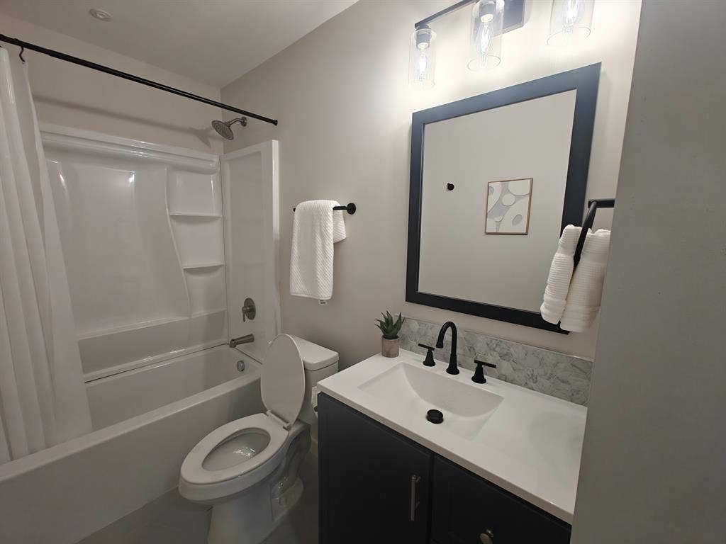 MODERN PRIVATE SUITE Near Uptown