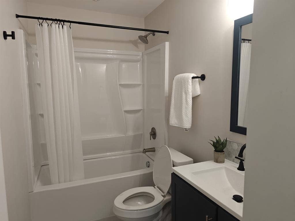 MODERN PRIVATE SUITE Near Uptown