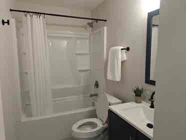 MODERN PRIVATE SUITE Near Uptown