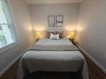 MODERN PRIVATE SUITE Near Uptown