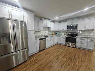 MODERN PRIVATE SUITE Near Uptown