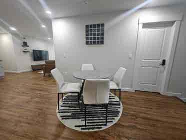 MODERN PRIVATE SUITE Near Uptown