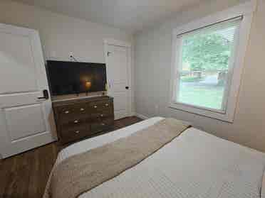 MODERN PRIVATE SUITE Near Uptown