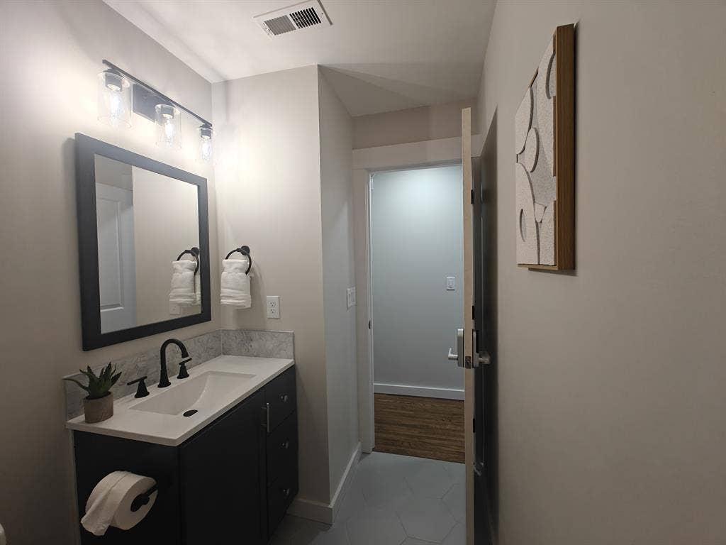 MODERN PRIVATE SUITE Near Uptown
