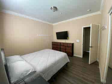 Private room in North Fontana