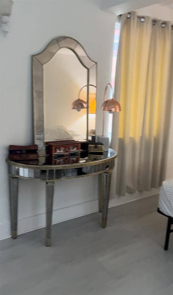 Sunny Bedroom Private Entrance