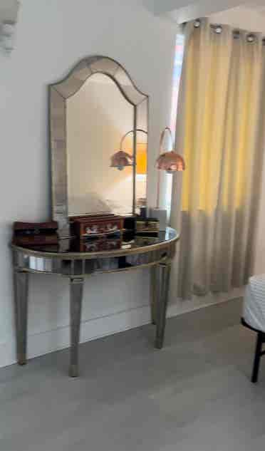 Sunny Private Entrance Bedroom
