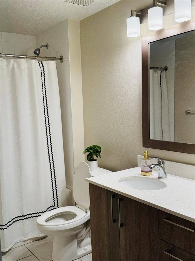 Looking for a roommate. 😊