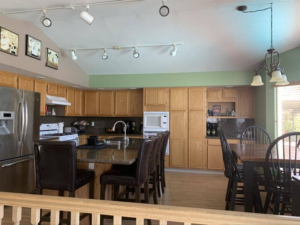 4 bedroom house with a pool