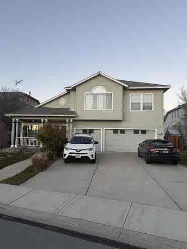 4 bedroom house with a pool