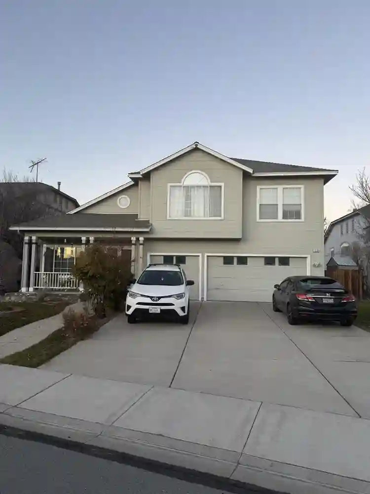 4 bedroom house with a pool