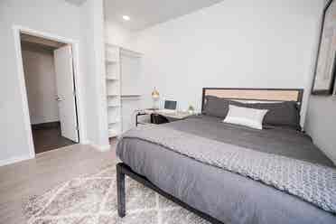 Two Bed Modern Apartment Near UIUC