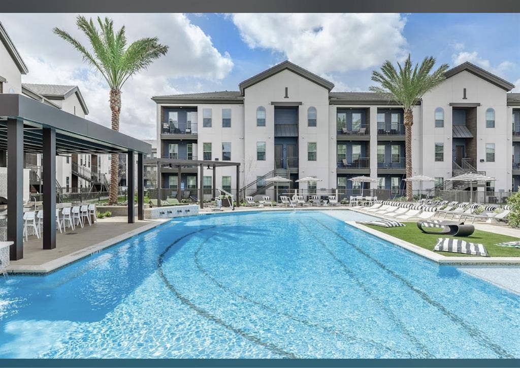 room mate or lease take overr