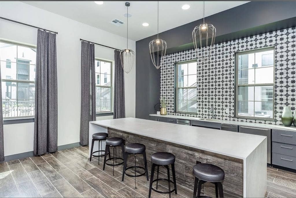 room mate or lease take overr