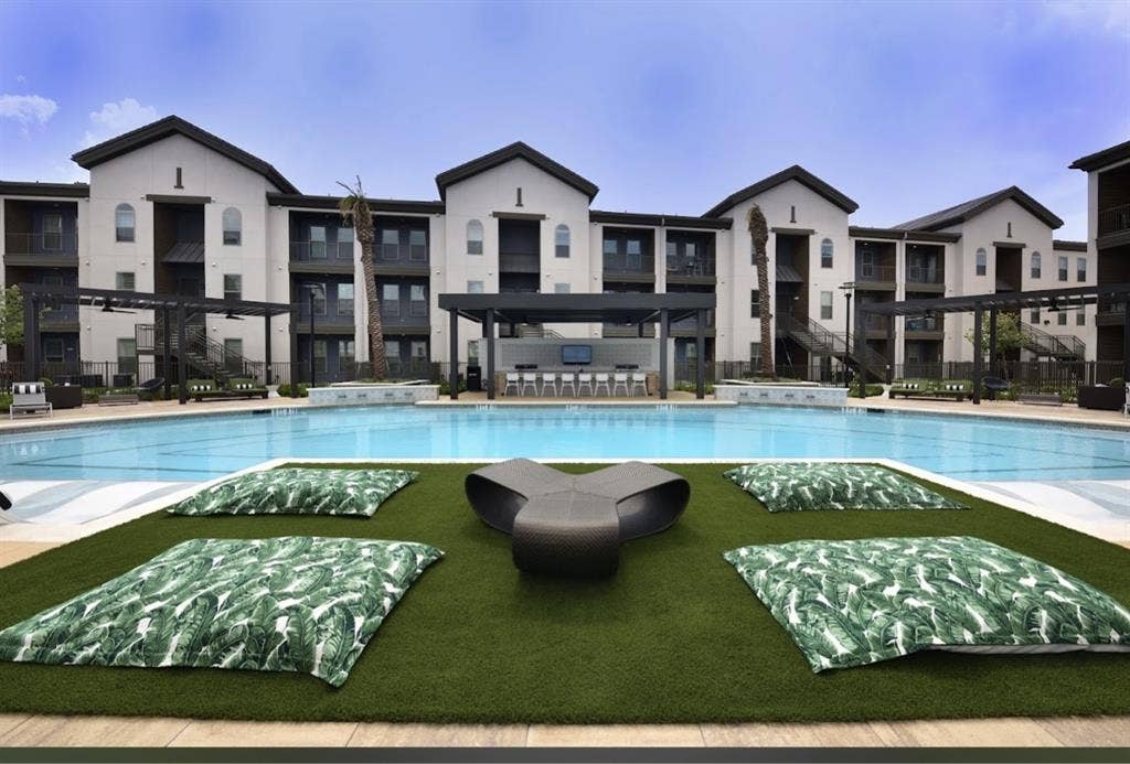 room mate or lease take overr