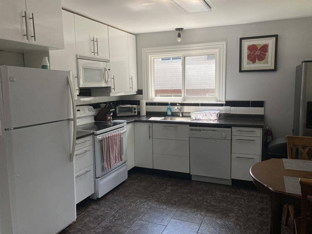 1 room available in a 7 bedrm home