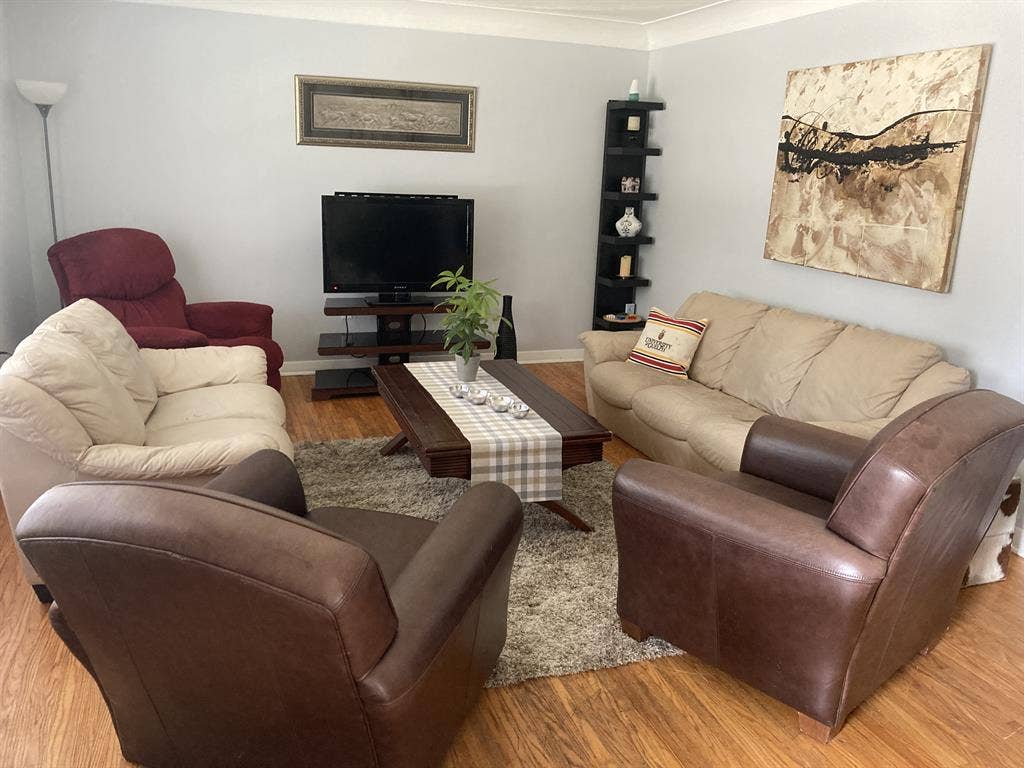 1 room available in a 7 bedrm home