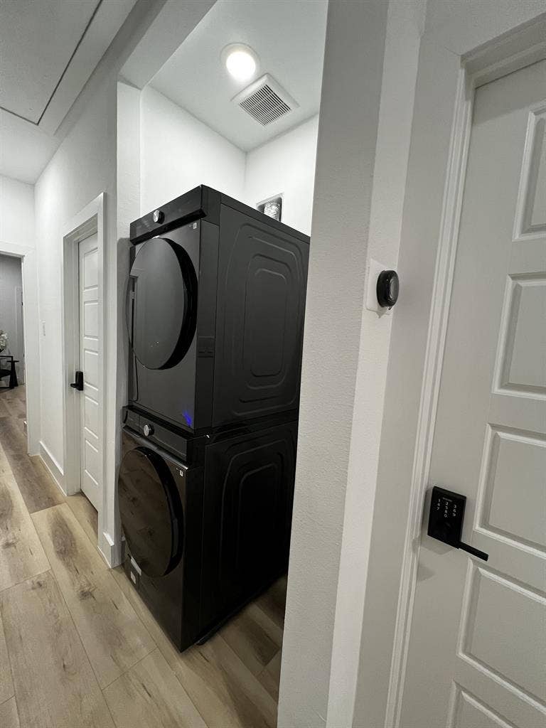1 bd / 1 bath in modern house