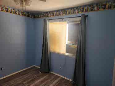 Clean/quiet room for rent in Corona